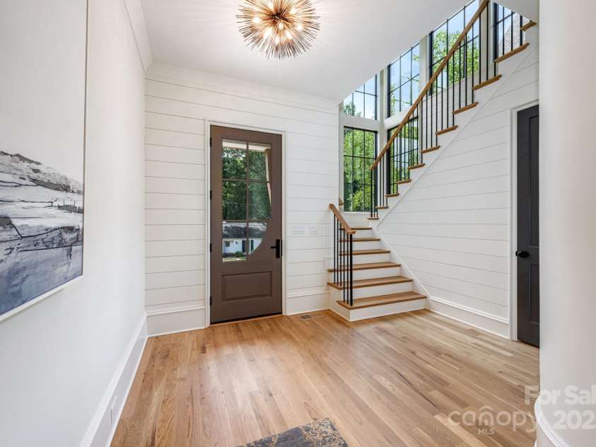 4021 Ridgecrest Avenue, Charlotte, NC 28211.  MLS# CAR4276483, YatesRealty ID 32713. Spacious Foyer