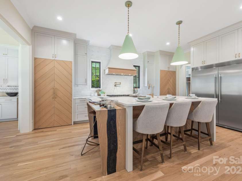 4021 Ridgecrest Avenue, Charlotte, NC 28211.  MLS# CAR4276483, YatesRealty ID 32713. Stunning Kitchen