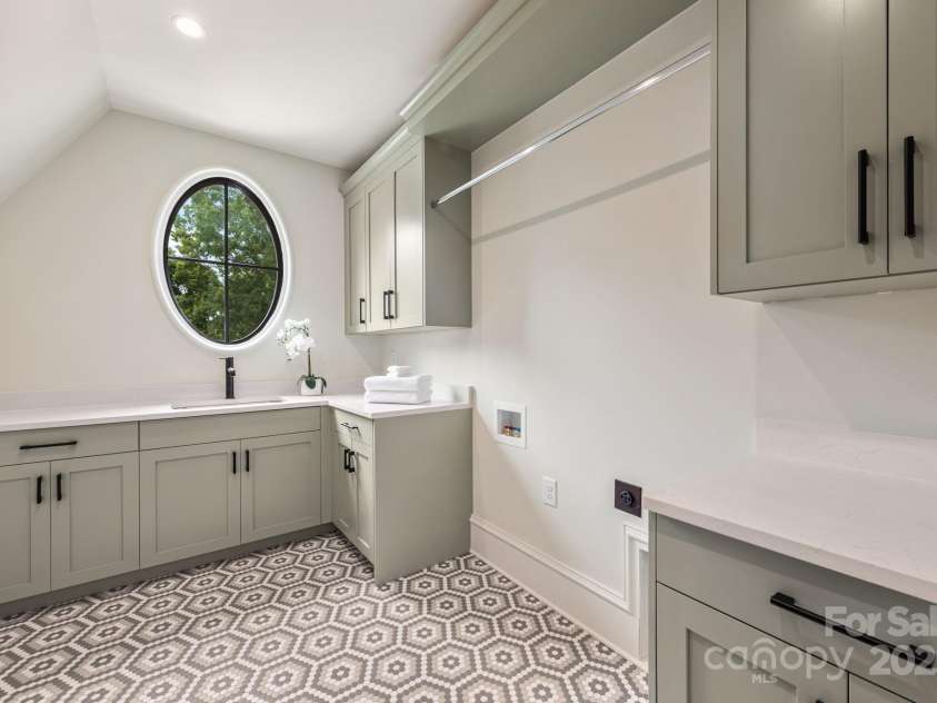 4021 Ridgecrest Avenue, Charlotte, NC 28211.  MLS# CAR4276483, YatesRealty ID 32713. Upstairs Laundry Room