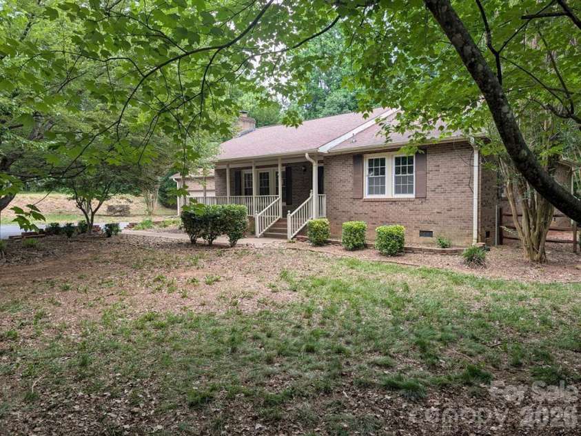 111 Midway Lake Road, Mooresville, NC 28115.  MLS# CAR4393364, YatesRealty ID 32714. 