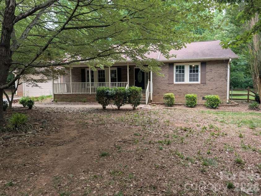 111 Midway Lake Road, Mooresville, NC 28115.  MLS# CAR4393364, YatesRealty ID 32714. 