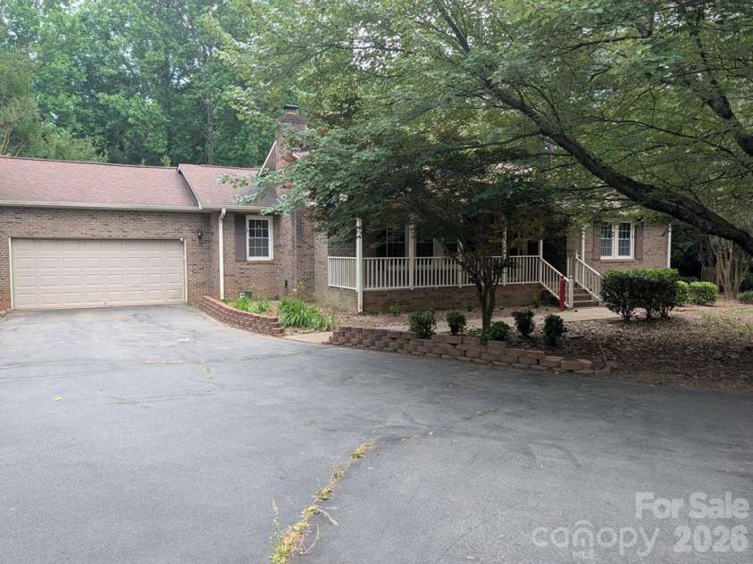 111 Midway Lake Road, Mooresville, NC 28115.  MLS# CAR4393364, YatesRealty ID 32714. 