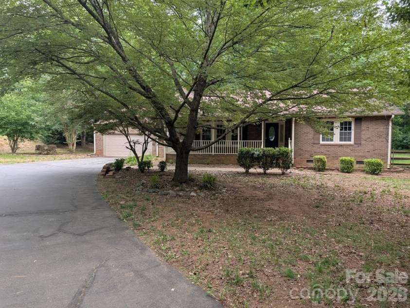 111 Midway Lake Road, Mooresville, NC 28115.  MLS# CAR4393364, YatesRealty ID 32714. 