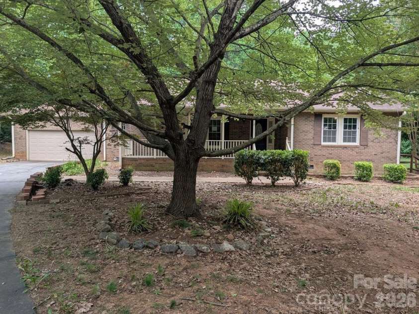 111 Midway Lake Road, Mooresville, NC 28115.  MLS# CAR4393364, YatesRealty ID 32714. 