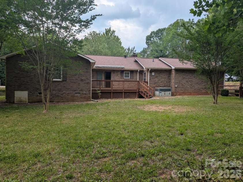 111 Midway Lake Road, Mooresville, NC 28115.  MLS# CAR4393364, YatesRealty ID 32714. 