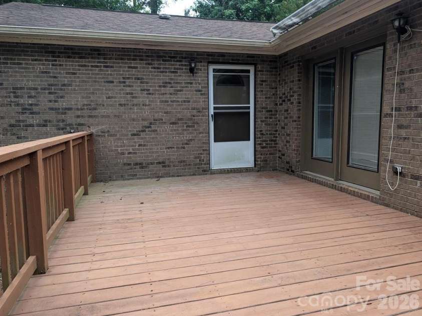 111 Midway Lake Road, Mooresville, NC 28115.  MLS# CAR4393364, YatesRealty ID 32714. 
