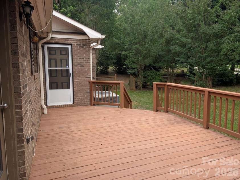 111 Midway Lake Road, Mooresville, NC 28115.  MLS# CAR4393364, YatesRealty ID 32714. 