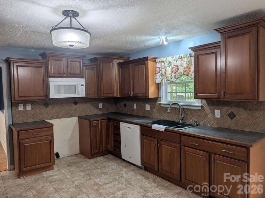 111 Midway Lake Road, Mooresville, NC 28115.  MLS# CAR4393364, YatesRealty ID 32714. 