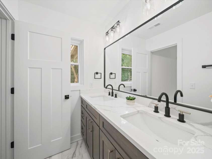 7115 Brynhurst Drive, Charlotte, NC 28210.  MLS# CAR4287796, YatesRealty ID 32715. 