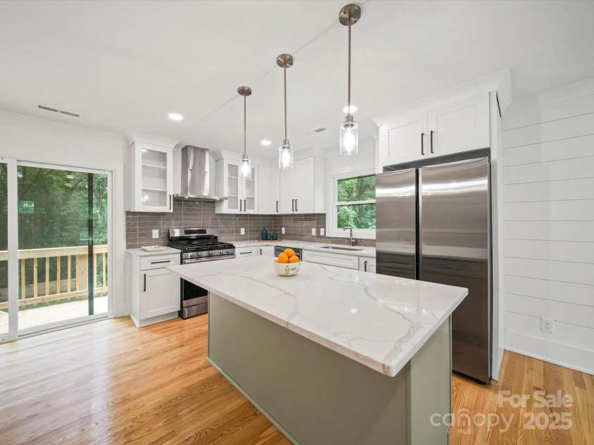 7115 Brynhurst Drive, Charlotte, NC 28210.  MLS# CAR4287796, YatesRealty ID 32715. Beautiful new kitchen