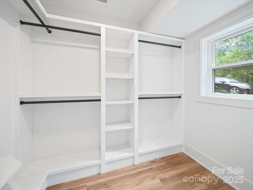 7115 Brynhurst Drive, Charlotte, NC 28210.  MLS# CAR4287796, YatesRealty ID 32715. Closet