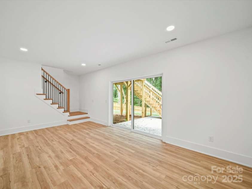 7115 Brynhurst Drive, Charlotte, NC 28210.  MLS# CAR4287796, YatesRealty ID 32715. Family room