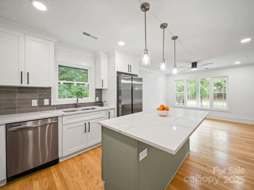 7115 Brynhurst Drive, Charlotte, NC 28210.  MLS# CAR4287796, YatesRealty ID 32715. Great open floor plan