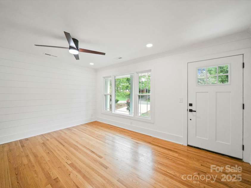 7115 Brynhurst Drive, Charlotte, NC 28210.  MLS# CAR4287796, YatesRealty ID 32715. Living room