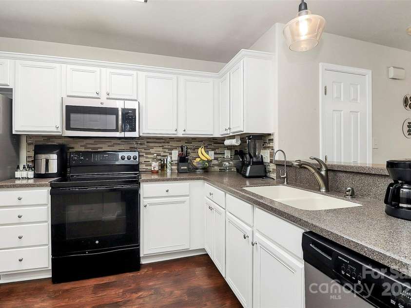 7707 Brisbane Court, Charlotte, NC 28215.  MLS# CAR4290159, YatesRealty ID 32716. 