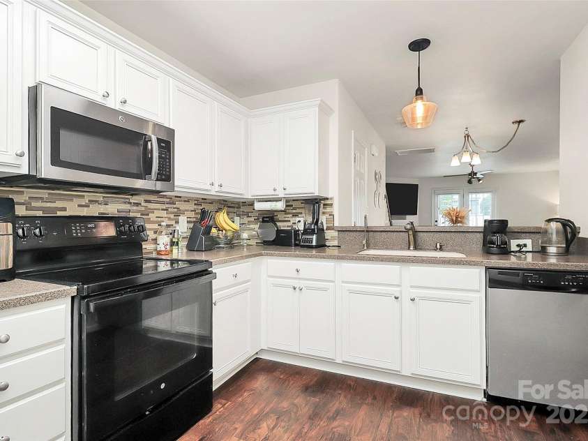 7707 Brisbane Court, Charlotte, NC 28215.  MLS# CAR4290159, YatesRealty ID 32716. 