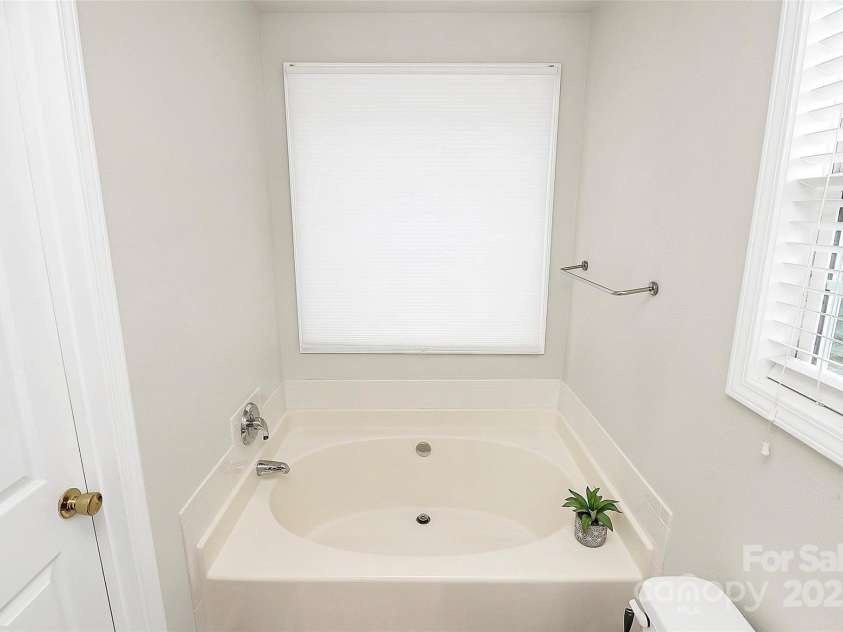 7707 Brisbane Court, Charlotte, NC 28215.  MLS# CAR4290159, YatesRealty ID 32716. 