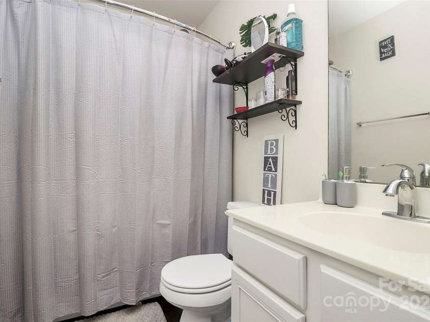7707 Brisbane Court, Charlotte, NC 28215.  MLS# CAR4290159, YatesRealty ID 32716. Second Full Bathroom