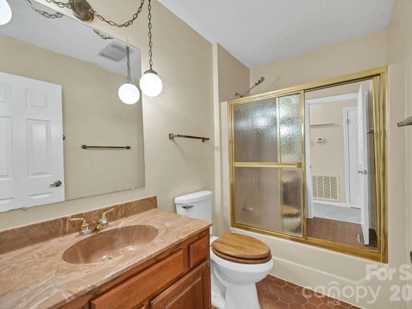 31 Surrey Run, Asheville, NC 28803.  MLS# CAR4387615, YatesRealty ID 32719. Bathroom #2