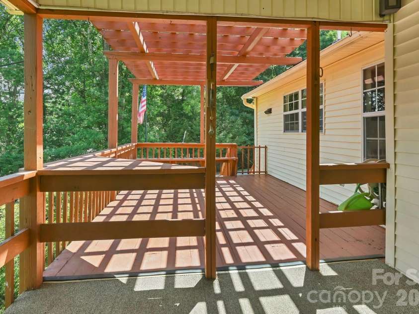 31 Surrey Run, Asheville, NC 28803.  MLS# CAR4387615, YatesRealty ID 32719. Deck