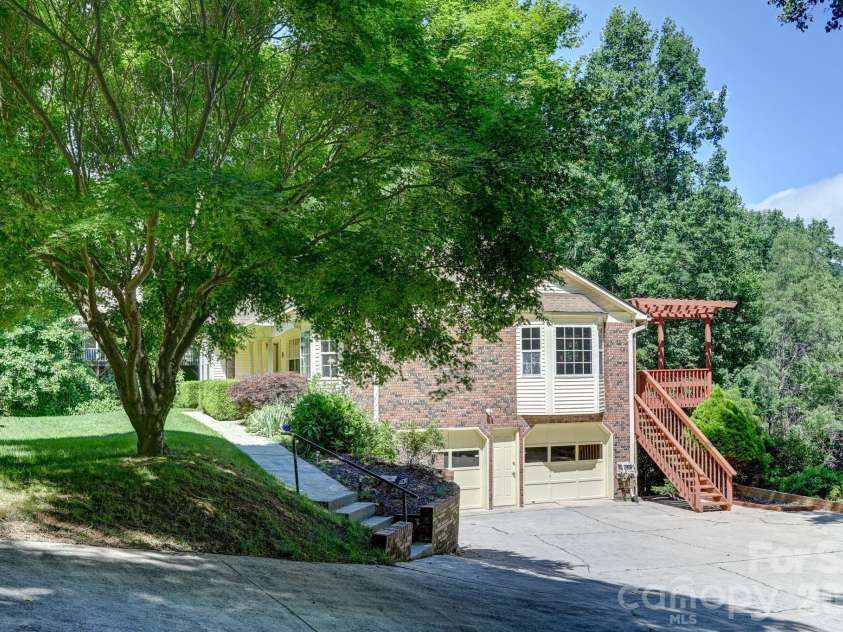 31 Surrey Run, Asheville, NC 28803.  MLS# CAR4387615, YatesRealty ID 32719. Driveway View