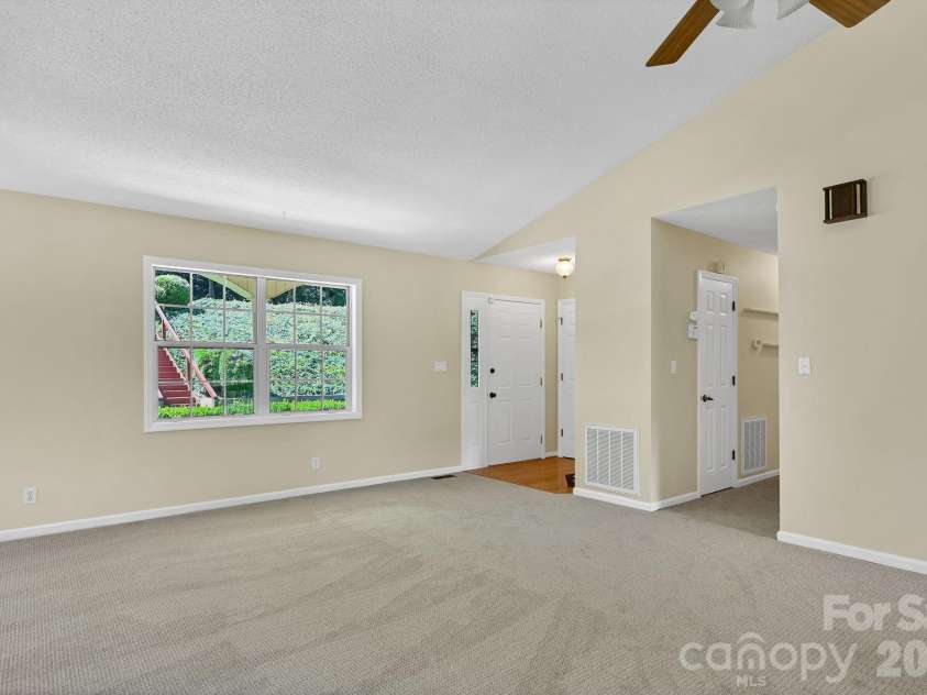 31 Surrey Run, Asheville, NC 28803.  MLS# CAR4387615, YatesRealty ID 32719. Entry