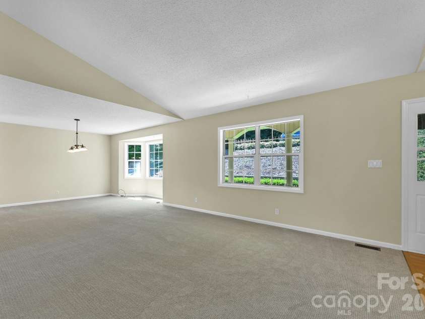 31 Surrey Run, Asheville, NC 28803.  MLS# CAR4387615, YatesRealty ID 32719. Entry Front Facing