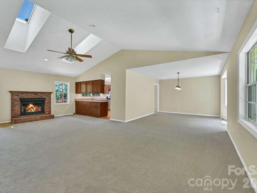 31 Surrey Run, Asheville, NC 28803.  MLS# CAR4387615, YatesRealty ID 32719. Entry View