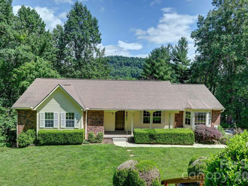 31 Surrey Run, Asheville, NC 28803.  MLS# CAR4387615, YatesRealty ID 32719. Front Shot