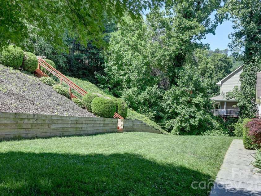 31 Surrey Run, Asheville, NC 28803.  MLS# CAR4387615, YatesRealty ID 32719. Front Yard