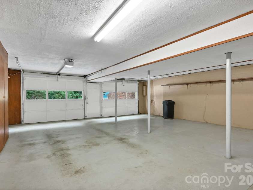 31 Surrey Run, Asheville, NC 28803.  MLS# CAR4387615, YatesRealty ID 32719. Garage