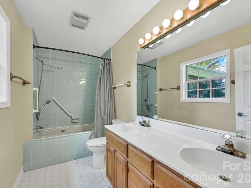 31 Surrey Run, Asheville, NC 28803.  MLS# CAR4387615, YatesRealty ID 32719. Master Bath