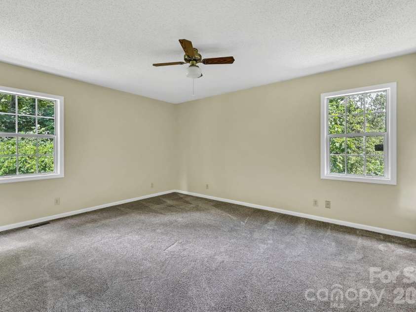 31 Surrey Run, Asheville, NC 28803.  MLS# CAR4387615, YatesRealty ID 32719. Master Bedroom