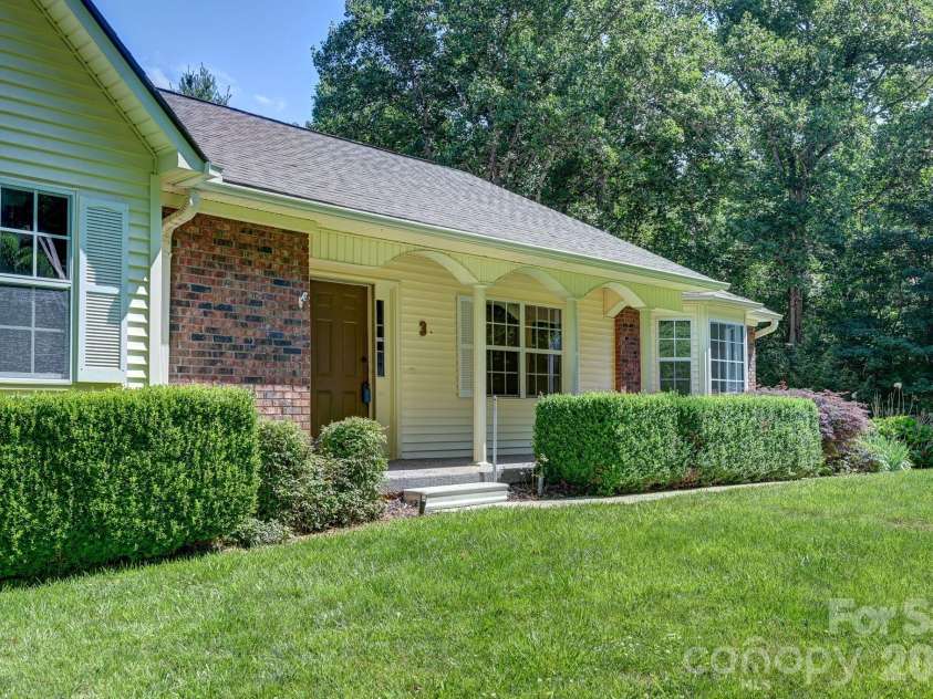 31 Surrey Run, Asheville, NC 28803.  MLS# CAR4387615, YatesRealty ID 32719. Side