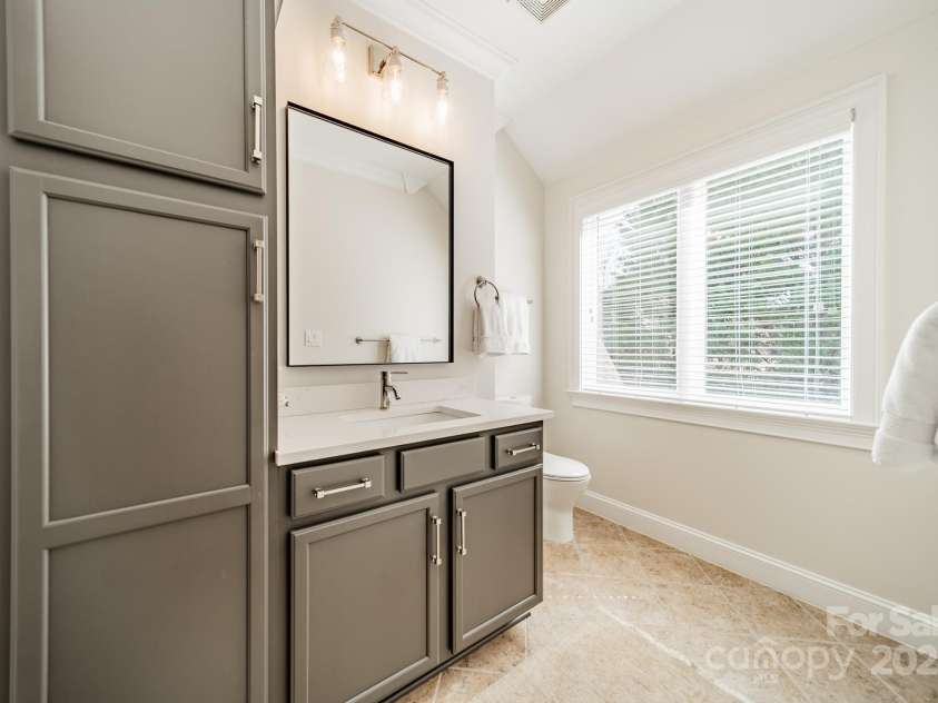 913 Dacavin Drive, Charlotte, NC 28226.  MLS# CAR4238298, YatesRealty ID 3272. En Suite Bath 3