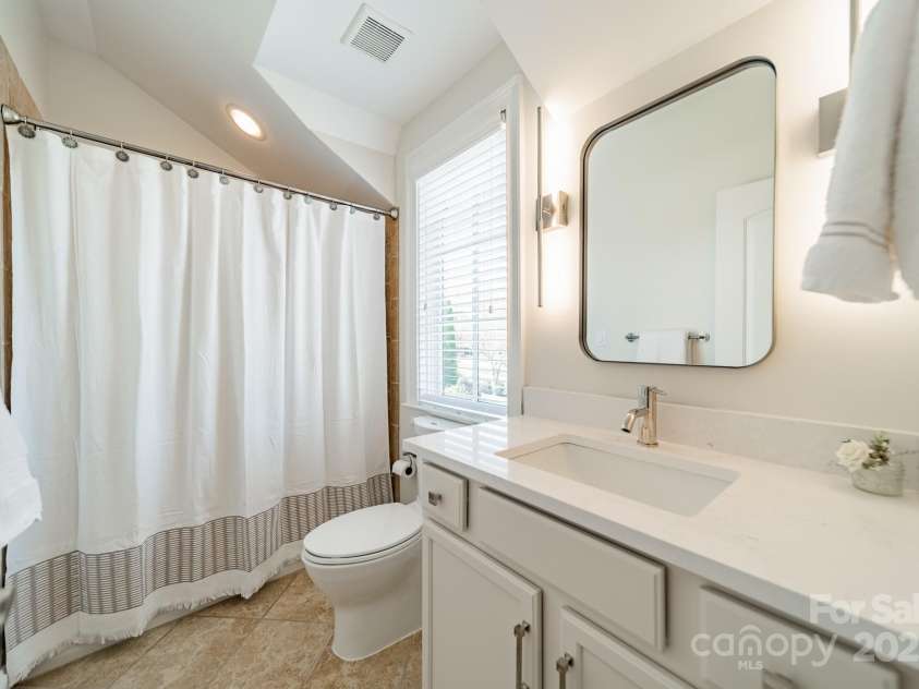 913 Dacavin Drive, Charlotte, NC 28226.  MLS# CAR4238298, YatesRealty ID 3272. En Suite Bath 4