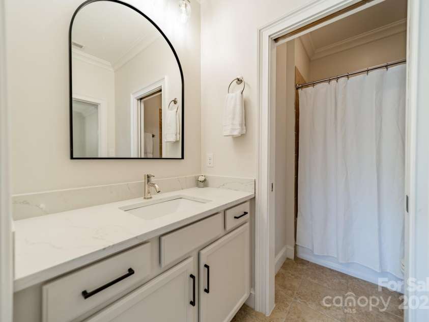 913 Dacavin Drive, Charlotte, NC 28226.  MLS# CAR4238298, YatesRealty ID 3272. En Suite Bath also has access to the hallway