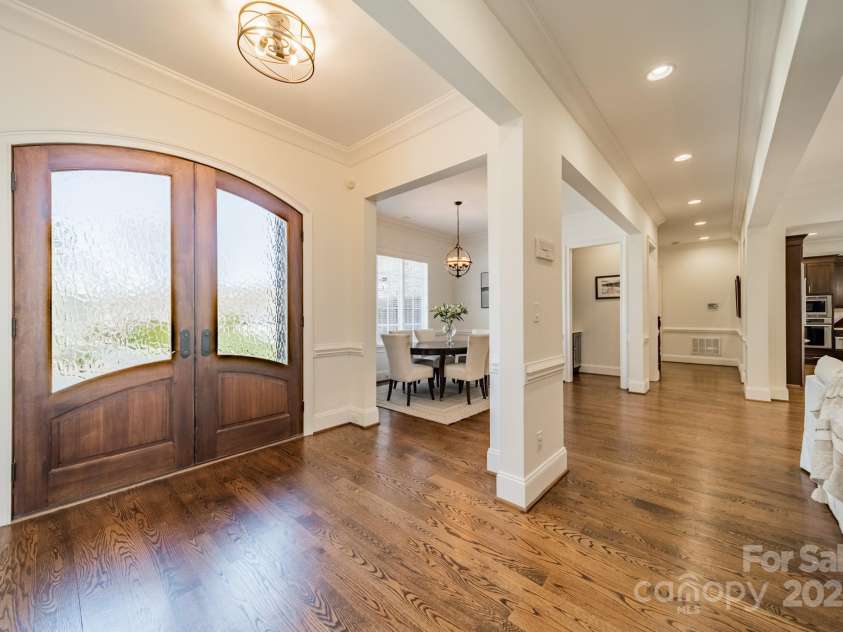 913 Dacavin Drive, Charlotte, NC 28226.  MLS# CAR4238298, YatesRealty ID 3272. Foyer