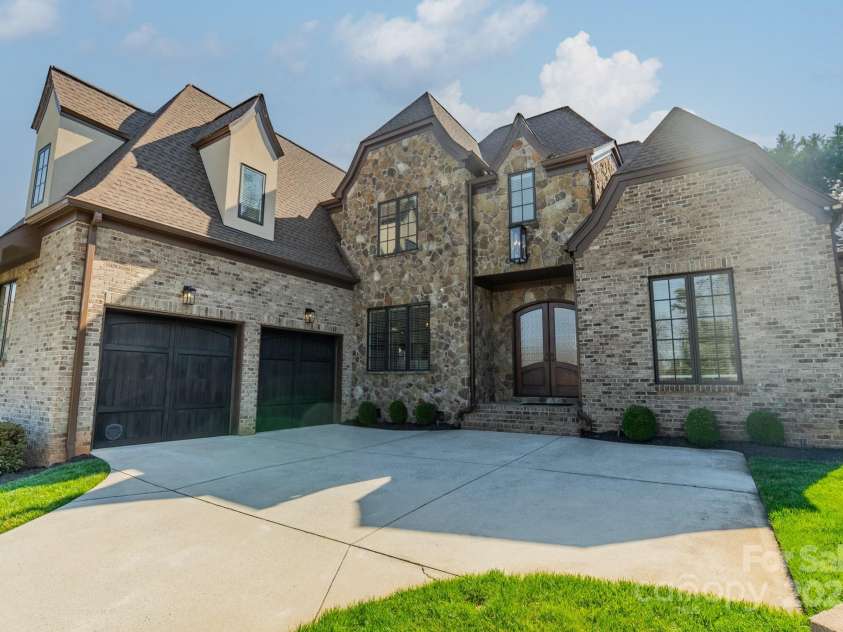 913 Dacavin Drive, Charlotte, NC 28226.  MLS# CAR4238298, YatesRealty ID 3272. Front Entry