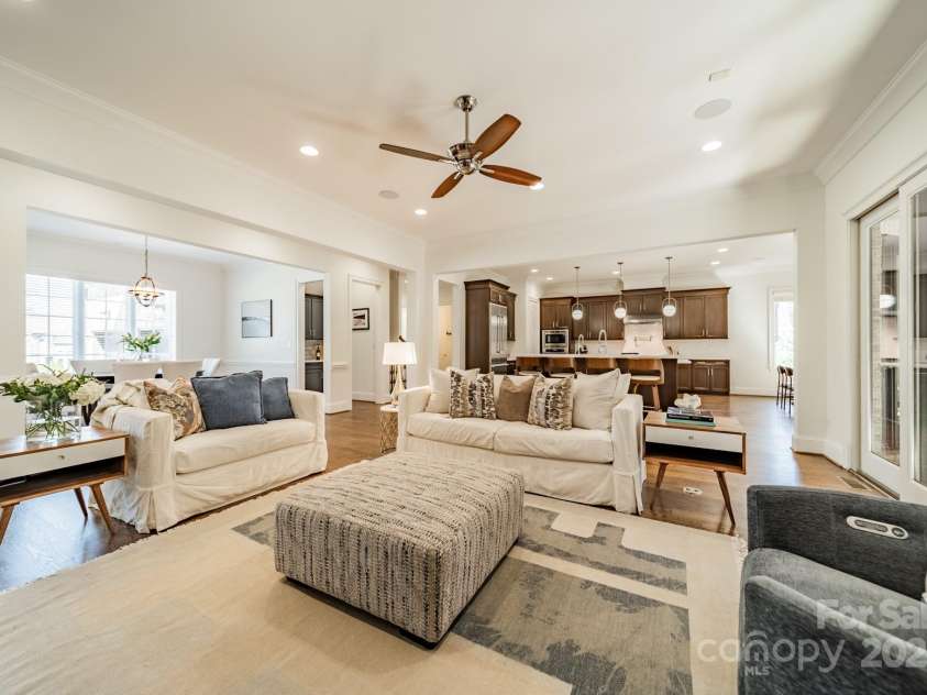 913 Dacavin Drive, Charlotte, NC 28226.  MLS# CAR4238298, YatesRealty ID 3272. Great Room