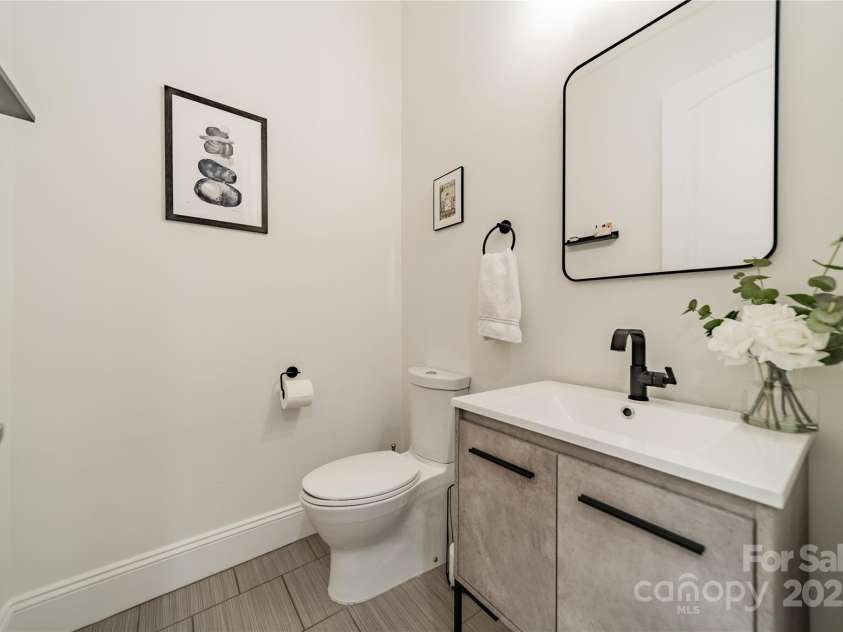 913 Dacavin Drive, Charlotte, NC 28226.  MLS# CAR4238298, YatesRealty ID 3272. Powder Room