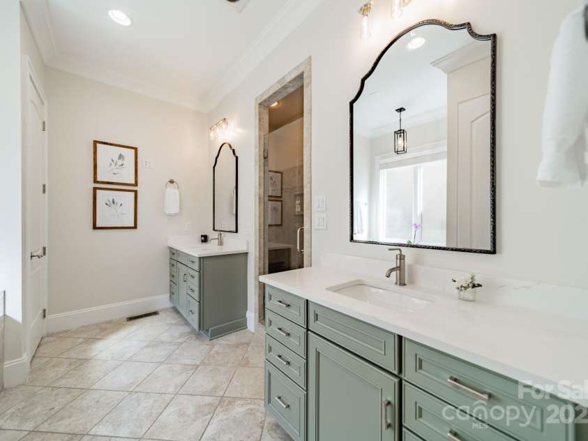 913 Dacavin Drive, Charlotte, NC 28226.  MLS# CAR4238298, YatesRealty ID 3272. Primary Bath