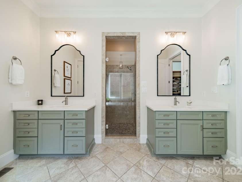 913 Dacavin Drive, Charlotte, NC 28226.  MLS# CAR4238298, YatesRealty ID 3272. Primary Bath