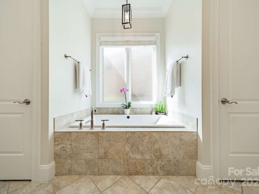 913 Dacavin Drive, Charlotte, NC 28226.  MLS# CAR4238298, YatesRealty ID 3272. Primary Bath