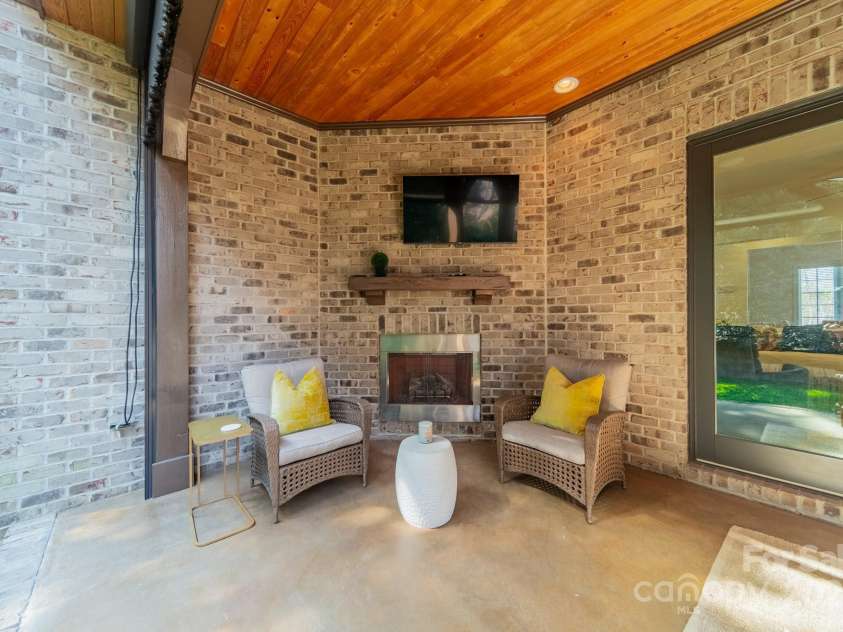 913 Dacavin Drive, Charlotte, NC 28226.  MLS# CAR4238298, YatesRealty ID 3272. Screened Porch