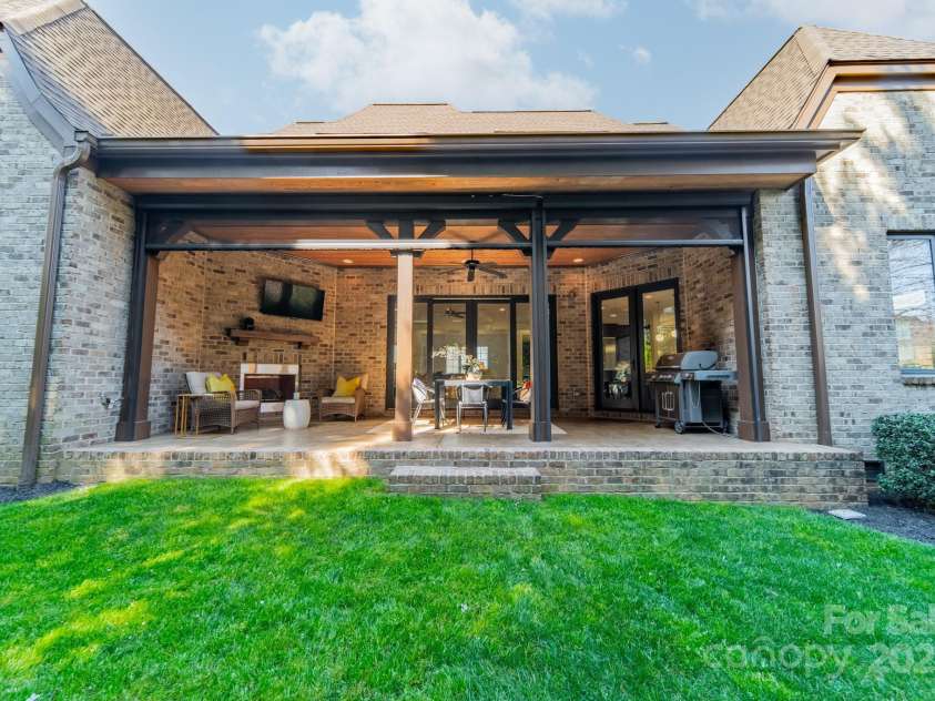 913 Dacavin Drive, Charlotte, NC 28226.  MLS# CAR4238298, YatesRealty ID 3272. Screened Porch