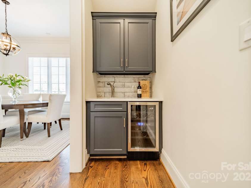 913 Dacavin Drive, Charlotte, NC 28226.  MLS# CAR4238298, YatesRealty ID 3272. Wet Bar with Wine Cooler