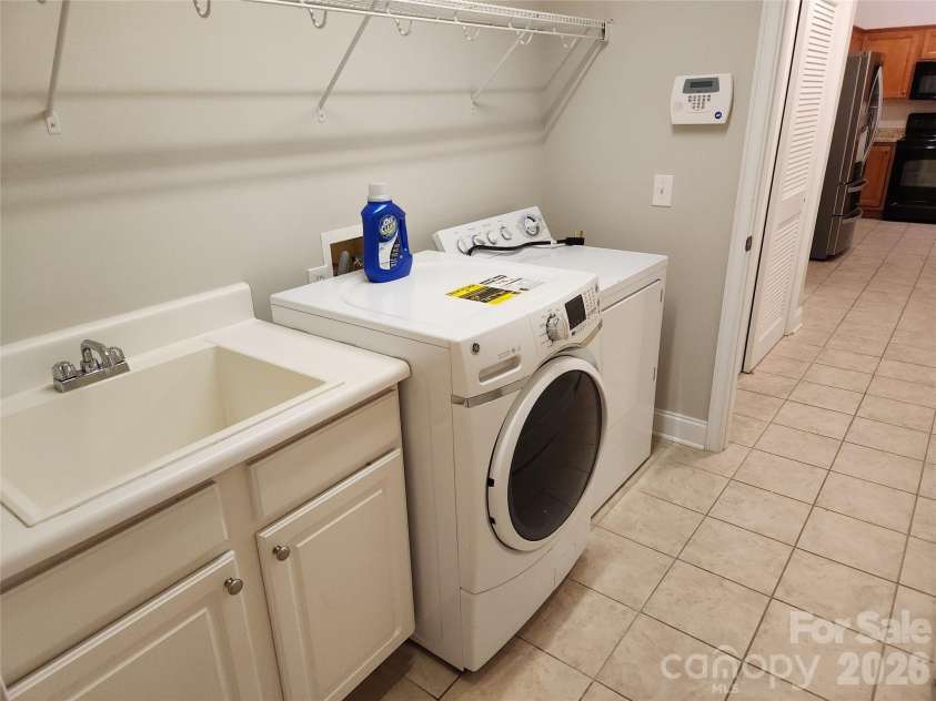 1 Mountain Meadow Circle, Weaverville, NC 28787.  MLS# CAR4395637, YatesRealty ID 32723. Laundry