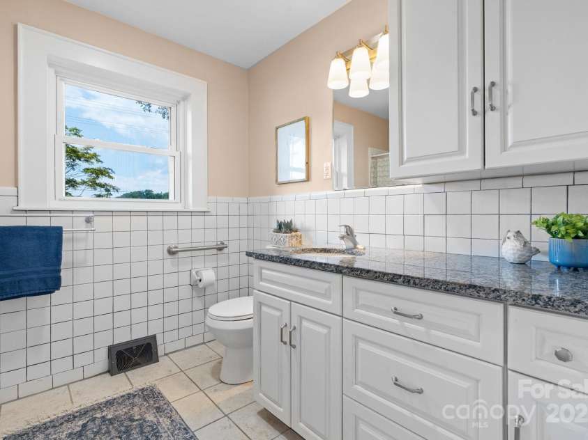 151 Third Creek Road, Statesville, NC 28677.  MLS# CAR4274166, YatesRealty ID 32723. Full Hall bath- tub/shower combo, single sink