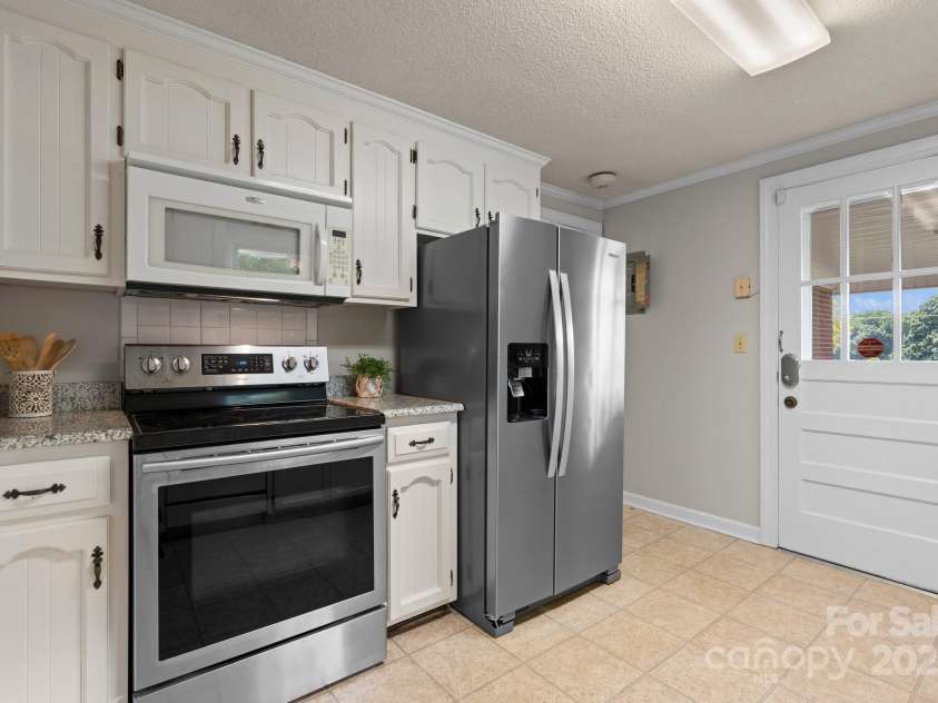 151 Third Creek Road, Statesville, NC 28677.  MLS# CAR4274166, YatesRealty ID 32723. Kitchen with some Stainless-Steel appliances!